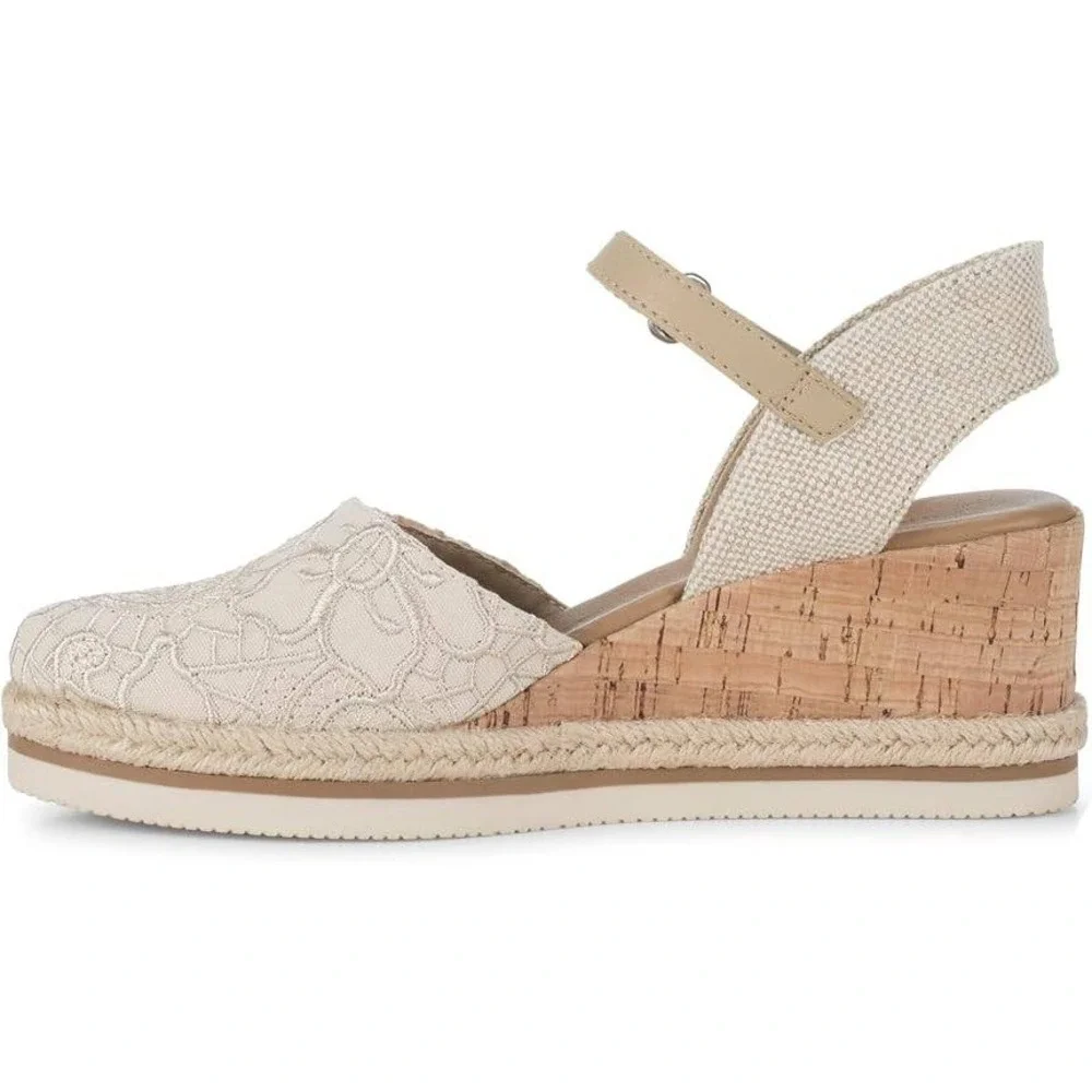 Baretraps Alycia Womens Cream Floral Lace Closed Toe Wedge Sandals Size 7M NEW